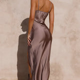 Schlichtes Maxikleid – Satinkleid mit Spaghettiträgern & hohem Schlitz